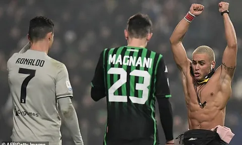 Fan cuồng phấn khích khi được ôm Ronaldo ngay trên sân
