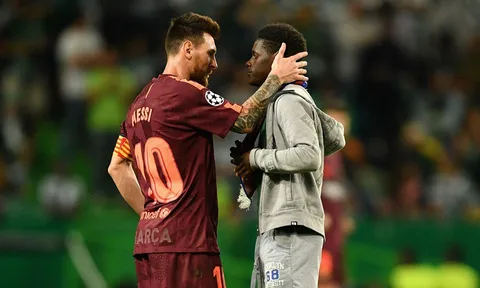 Fan lao vào sân hôn chân Messi giữa tiếng hô vang "Ronaldo"