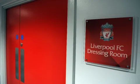 Fan Liverpool choáng váng khi thấy thảm họa đá chính