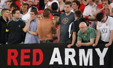 Fan Liverpool giễu cợt NHM Man Utd sau thất bại đáng xấu hổ