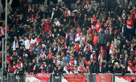 Fan Monaco 'chết lặng' nhìn đội nhà chia điểm với Amiens
