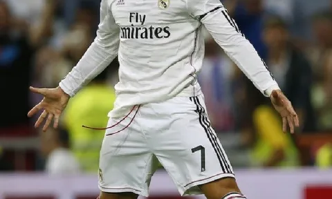Fan nhí gây sốt khi tái hiện pha ăn mừng thương hiệu của Cristiano Ronaldo