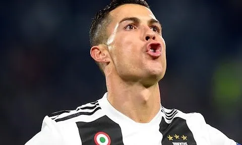 Fan nói gì trong ngày Ronaldo "vượt mặt" Messi?