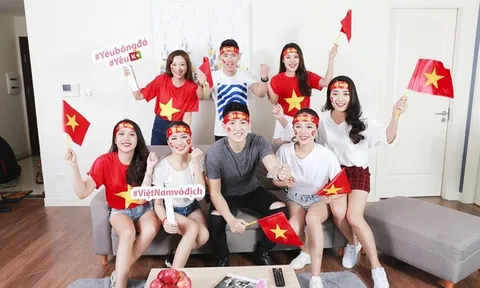 Fan nữ K+ “hô biến” phòng khách thành sân vận động cổ vũ đội tuyển Việt Nam
