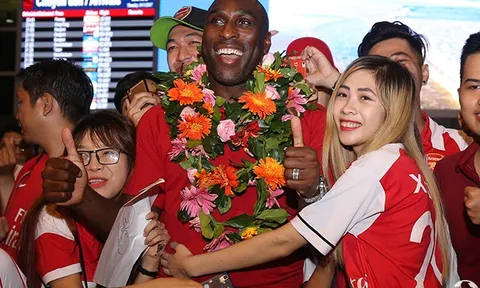 Fan nữ Việt cuồng nhiệt khiến huyền thoại Arsenal bối rối