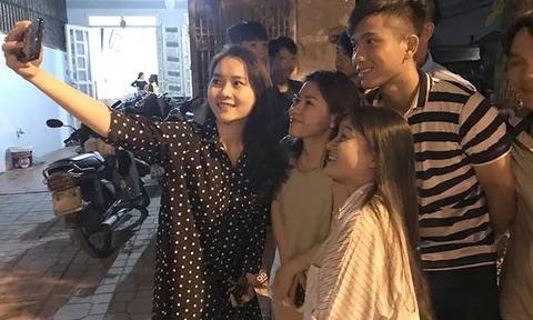 Nhà vô địch AFF Cup 2018, Phan Văn Đức hạnh phúc bên người thân