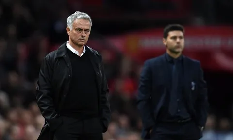 Fan Tottenham hát vang điệp khúc "Mourinho bị sa thải..." ngay trên sân Old Trafford