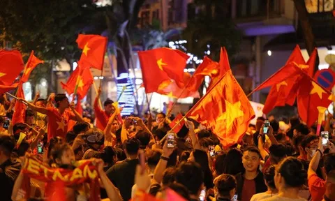 CĐV Hà Nội phủ kín phố đi bộ bằng sắc đỏ ăn mừng chiến thắng đội tuyển Việt Nam