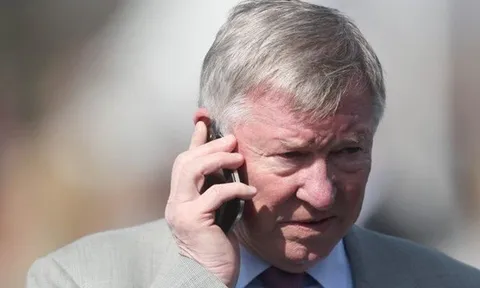 Ai đã buộc Sir Alex Ferguson phải rời M.U hồi Hè 2013?