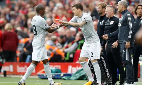 Ferdinand chỉ trích Mourinho vì tung Lindelof vào sân