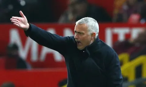 Ferdinand nổi điên khi Mourinho lại chỉ trích các cầu thủ Man Utd