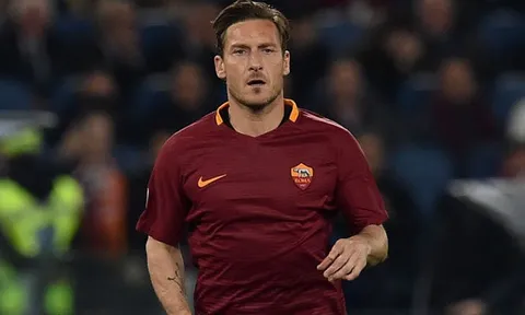Totti từng 'té ngửa' trước một... tù nhân