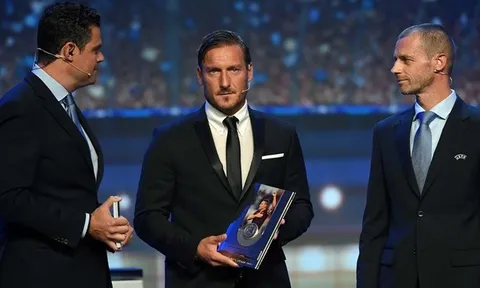 Francesco Totti "xuống sắc" trong ngày ẵm giải "Cống hiến"