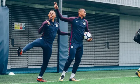 Gabriel Jesus pha trò để tạm quên nỗi buồn vắng Aguero, Mendy