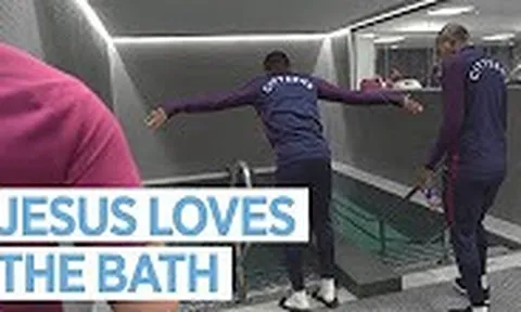 Gabriel Jesus phấn khích trước phòng tắm mới tại Man City