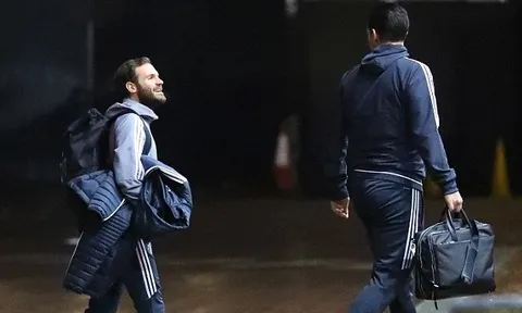 Gác lại derby, sao Man Utd tươi như hoa trong ngày hội quân