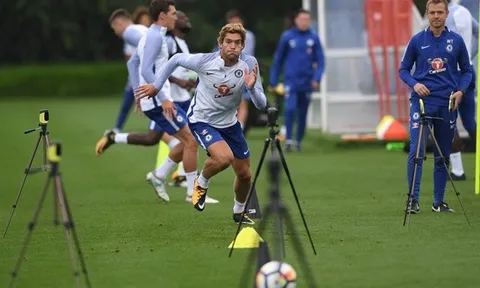 Gác lại siêu phẩm, Marcos Alonso chạy "hết công suất" trên sân tập