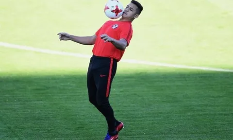 Gác lại tin đồn chuyển nhượng, Alexis Sanchez cháy hết mình khi lên tuyển