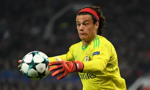 Gặp lại Man Utd, Mile Svilar tiếp tục 'số nhọ' và đi vào lịch sử