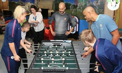 Gặp lịch thi đấu dày đặc, thầy trò Pep Guardiola vẫn tích cực làm từ thiện