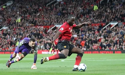 Gary Neville sốc nặng với khả năng dứt điểm của Lukaku