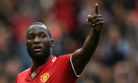 Gary Neville thách Lukaku nổ súng tại derby nước Anh