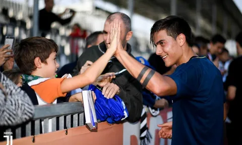 Gạt trận thua Lazio, Dybala vui vẻ với fan nhí trên sân tập