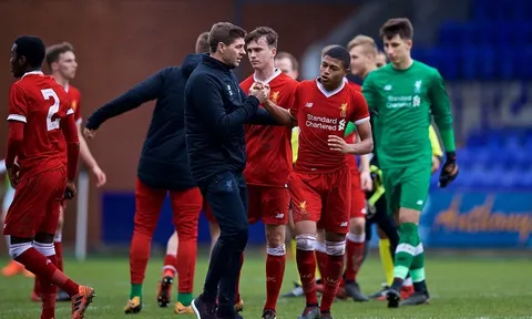 Gerrard phải ra tay khi cầu thủ trẻ Liverpool bị phân biệt chủng tộc