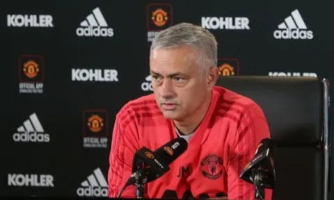 Sau tất cả, Neville đưa ra lời khuyên thẳng thắn với Mourinho