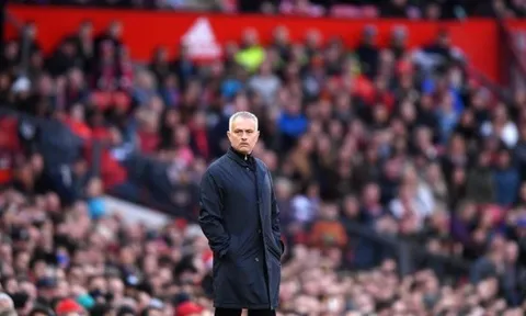 Sốc: Fan MU rời Old Trafford chỉ sau 10 phút trận Newcastle