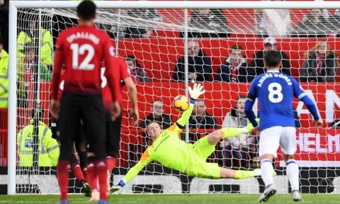 Fan MU bị "kích động" vì pha chạy đà của Pogba