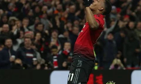 Luke Shaw mượn Martial 'đá đểu' pha chạy đà gây ức chế của Pogba