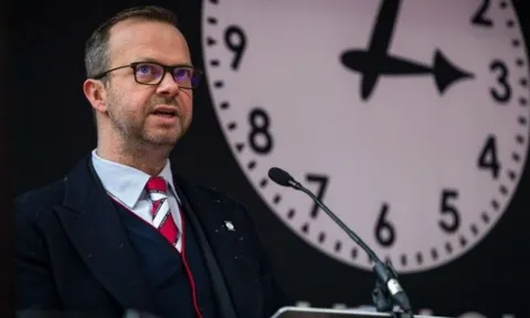 Tại sao Ed Woodward lại dành ra 5 phút để vào phòng thay đồ của Man Utd?