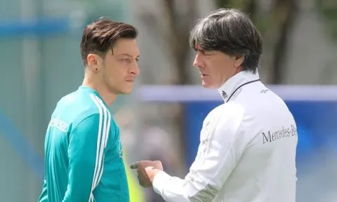 Sau Emery, đích thân Joachim Low lên tiếng về việc đến Arsenal gặp Ozil