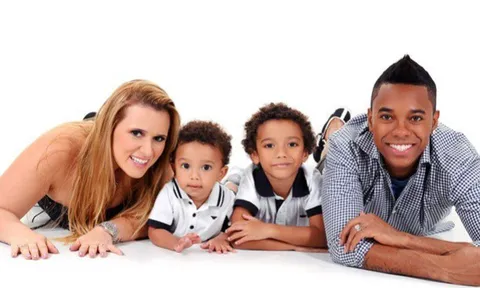 Gia đình ngập tràn hạnh phúc Robinho trước ngày đổ vỡ