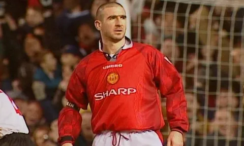 Giải nghệ 21 năm, Eric Cantona vẫn 'đốn tim' fan M.U bằng hành động này