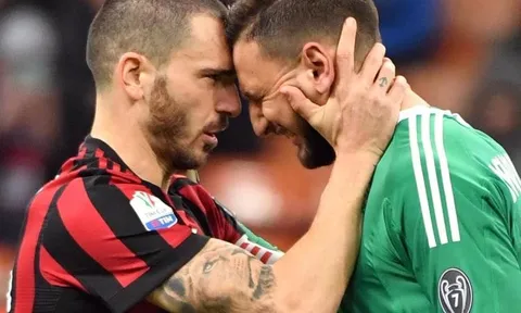 Gianluigi Donnarumma bật khóc nức nở, đàn anh phải an ủi