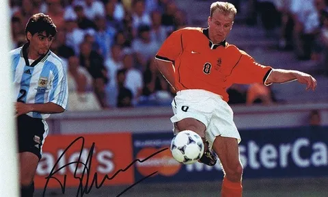 Giây phút Ayala bị Bergkamp "xỏ mũi"