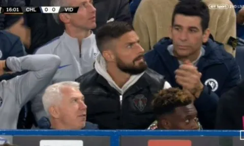 Giroud không tin nổi pha hỏng ăn của Morata