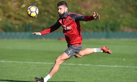 Giroud tập sút hăng say, chờ giây phút "ăn thịt" Thiên nga