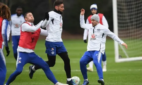 Giroud thể hiện sức mạnh khiến đồng đội phải "méo mặt"