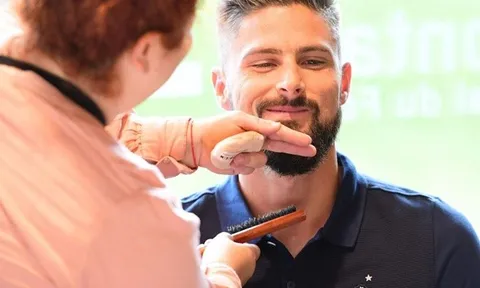 Giroud tút lại vẻ đẹp trai trong ngày lên tuyển Pháp