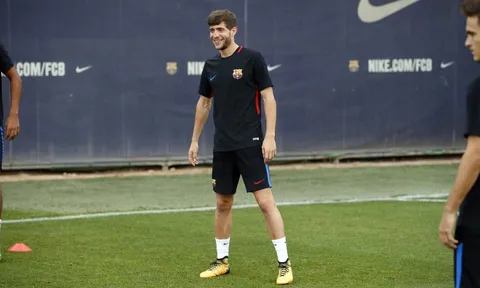 Giữa bão chính trị, sao Barca cười thoải mái tập luyện