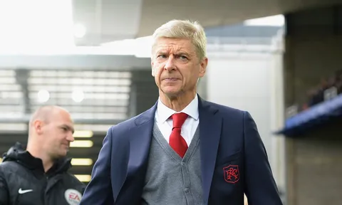 Giữa cơn bão áp lực, Wenger có đồng minh ủng hộ
