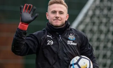 Giữa lúc De Gea chần chừ, Man Utd công bố thủ thành tân binh