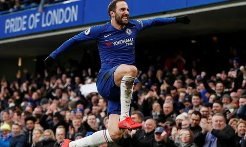 Gonzalo Higuain và "mặt nạ" Drogba ở Stamford Bridge