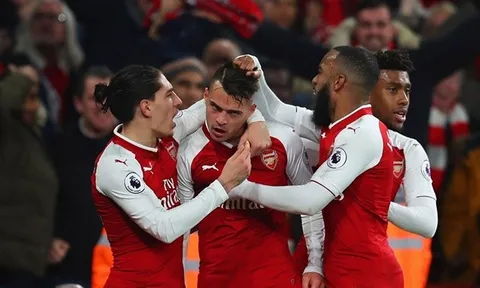 Granit Xhaka nổi đóa sau khi bị Lacazette "túm tóc" ăn mừng