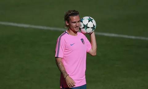 Griezmann cùng đồng đội 'nhuộm hồng' sân tập
