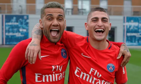 Hạ đo ván Bayern, Alves pha trò tưng bừng trên sân tập