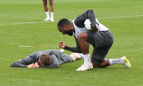 Hạ đo ván đồng đội trên sân tập, Lacazette sẵn sàng lấy suất đá chính của Aubameyang